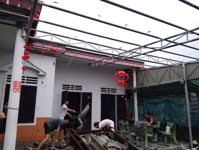 Hơn 30 nhà dân đã bị tốc mái vì lốc xoáy. Ảnh: Trọng Tùng