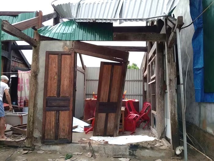 Một ngôi nhà bị thiệt hại nặng nề do lốc xoáy. Ảnh: Trọng Tùng