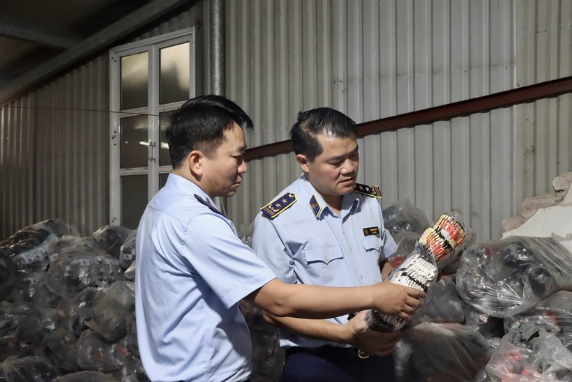 Lãnh đạo Cục Quản lý và Phát triển thị trường trong nước (Bộ Công Thương) cho biết, cuộc chiến chống hàng giả sẽ được triển khai liên tục trên tinh thần không có khoảng trống, không bị đứt đoạn. Ảnh: Quyên Lưu
