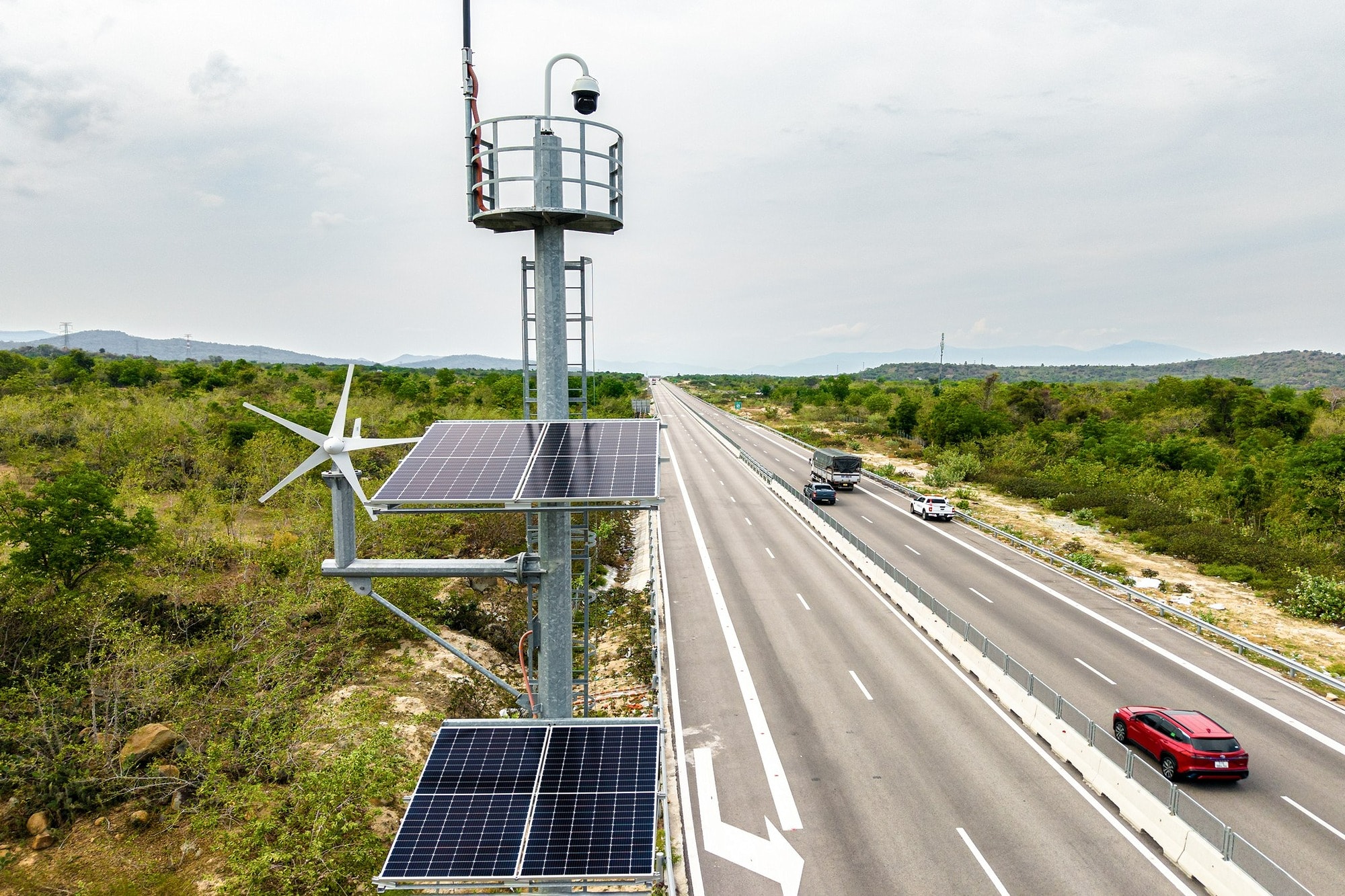 Hoàn thành đầu tư xây dựng hệ thống quản lý giao thông thông minh, các trạm thu phí và hệ thống kiểm soát tải trọng xe trên cao tốc Bắc - Nam. Ảnh minh họa.