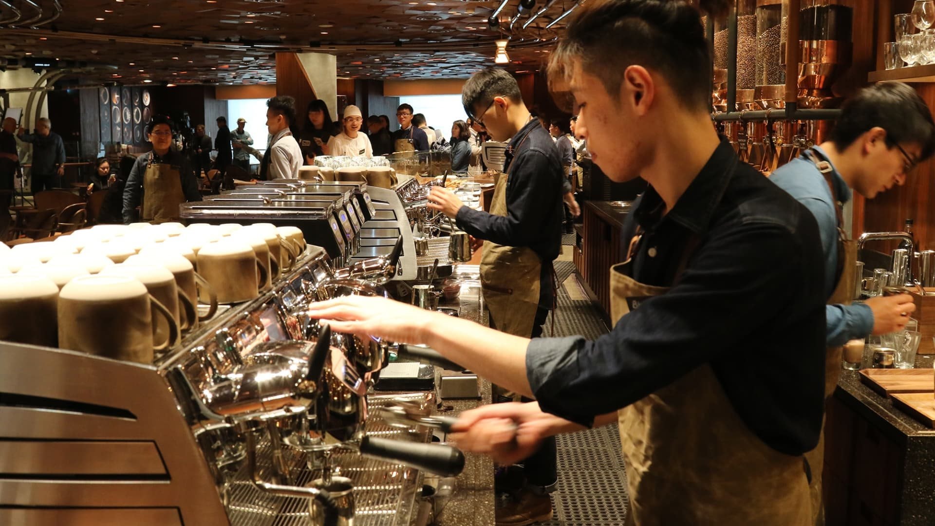 Kinh tế khó khăn, Starbucks phải giảm giá đồ uống xuống còn hơn 80 nghìn đồng, công thức ‘sang chảnh’ từng thành công trở thành ‘bùa đòi mệnh’- Ảnh 3.