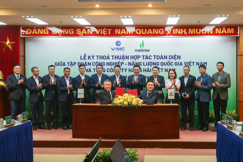 Tổng Giám đốc Petrovietnam Lê Ngọc Sơn và Tổng Giám đốc VIMC Nguyễn Cảnh Tĩnh ký kết thỏa thuận hợp tác toàn diện