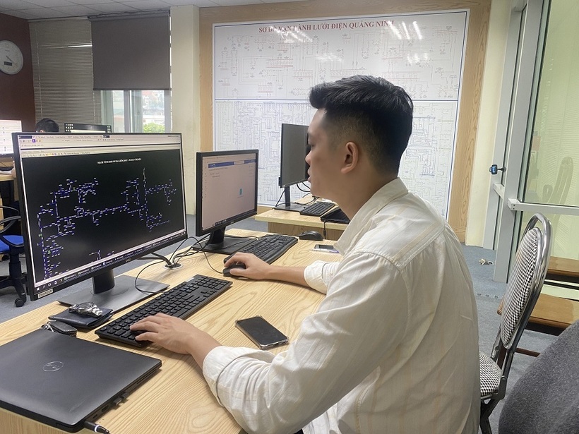 Trung tâm điều khiển xa của Công ty Điện lực Quảng Ninh. Ảnh: Thu Hường