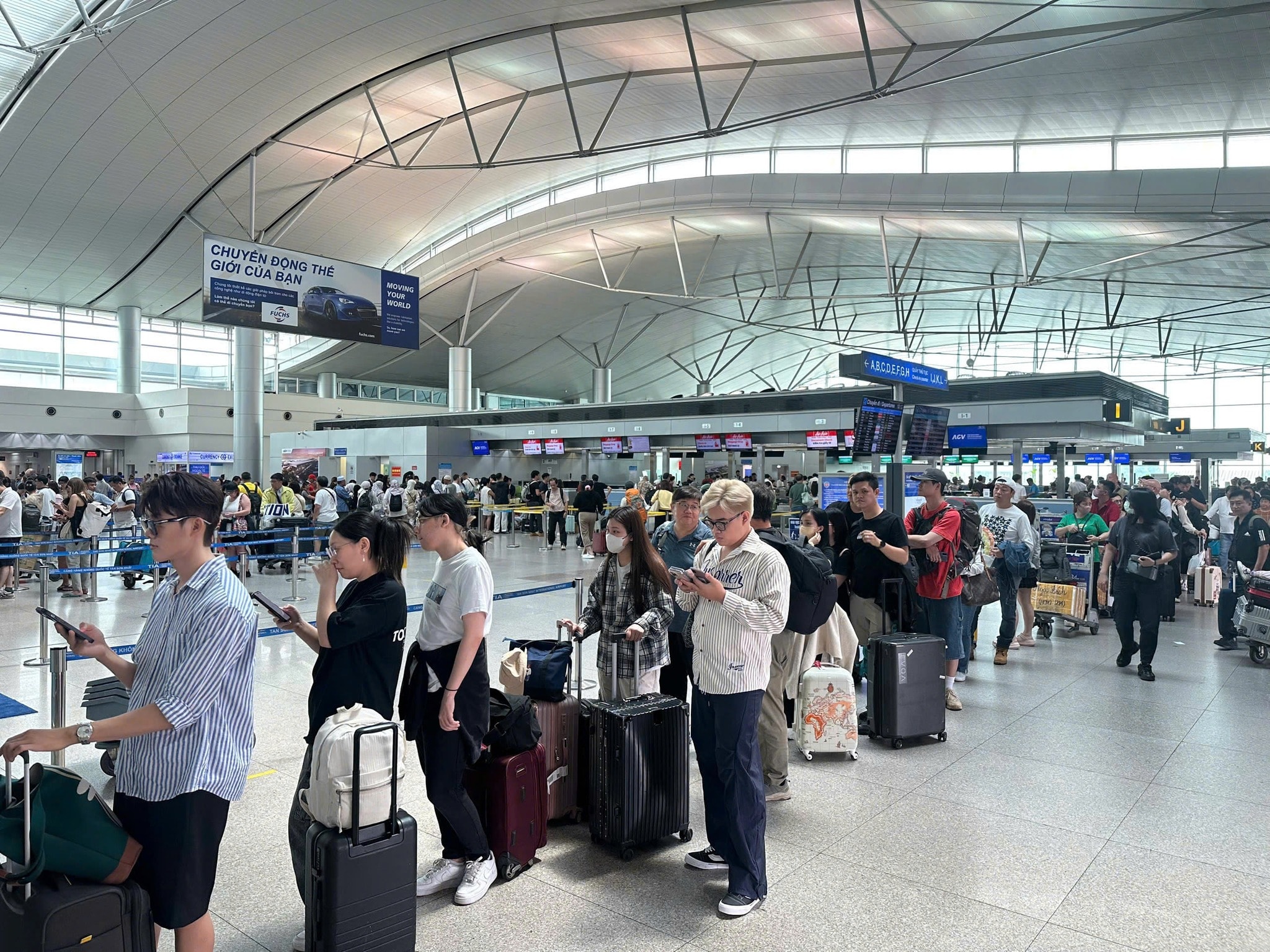 Phục vụ tốt nhu cầu đi lại của người dân bằng đường hàng không dịp nghỉ lễ 30/4. Ảnh: TL.