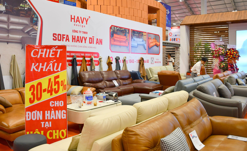 Đa số doanh nghiệp tham gia triển lãm đều thực hiện chương trình giảm giá từ 10-70% để kích cầu tiêu dùng. Ảnh: Minh Khuê.