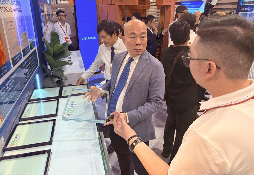 Ông Vũ Bá Phú - Cục trưởng Cục Xúc tiến thương mại (Bộ Công Thương) trao đổi với doanh nghiệp tại sự kiện. Ảnh: Minh Khuê.