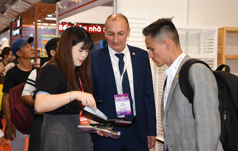 Doanh nghiệp giới thiệu sản phẩm mới với khách hàng quốc tế tại triển lãm. Ảnh: Minh Khuê.
