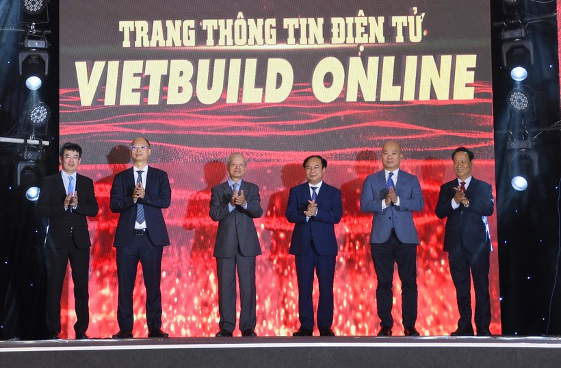 Lãnh đạo Bộ Xây dựng, Cục Xúc tiến thương mại (Bộ Công Thương) và các đại biểu thực hiện nghi thức ra mắt Cổng thông tin Triển lãm Quốc tế Vietbuild Online tại sự kiện. Ảnh: Minh Khuê.