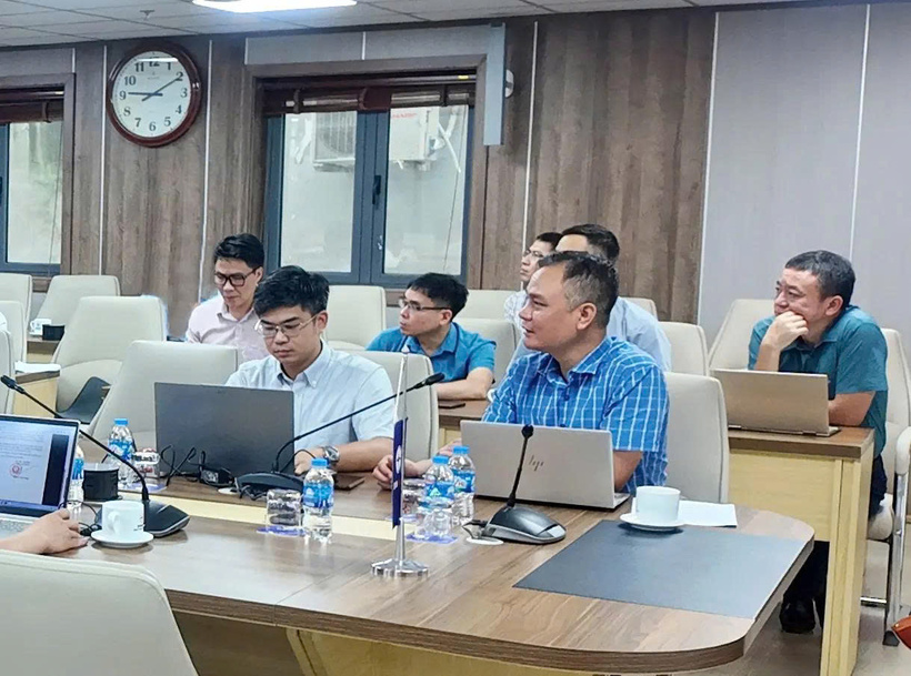 Ông Ong Khắc Tùng, Chuyên viên phòng Kỹ thuật PTC1 (thứ hai từ phải qua) trình bày kết quả khảo sát thực địa dự án (Ảnh: PTC1)