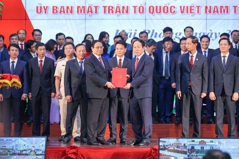 Thủ tướng Phạm Minh Chính trao quyết định của Bộ Chính trị chỉ định ông Lê Tiến Châu giữ chức Bí thư Thành ủy Hải Phòng - Ảnh: VGP/Nhật Bắc