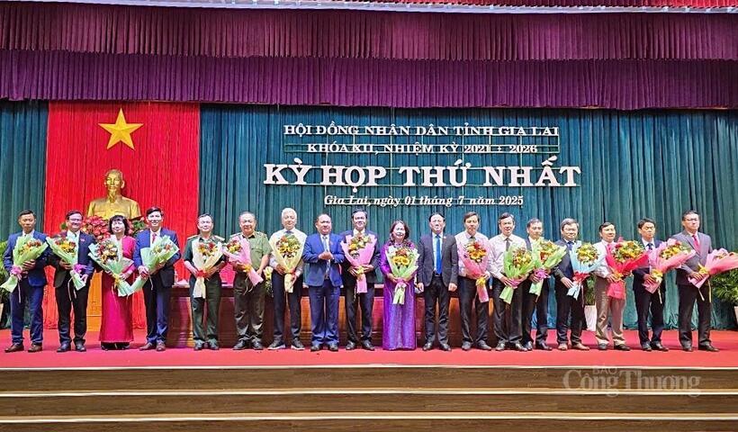 Chủ tịch HĐND tỉnh, Chủ tịch UBND tỉnh Gia Lai tặng hoa chúc mừng 16 Ủy viên UBND tỉnh nhiệm kỳ 2021-2026. Ảnh: Hiền Mai