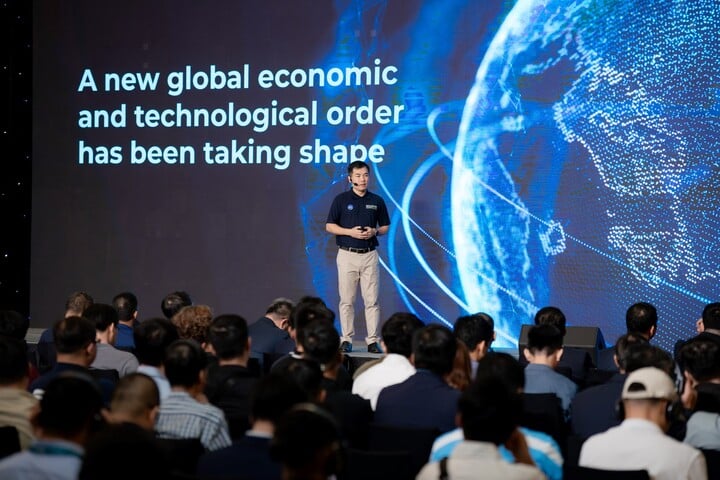 Giám đốc Viettel IDC Lê Bá Tân phát biểu tại sự kiện DCCI Summit 2025.