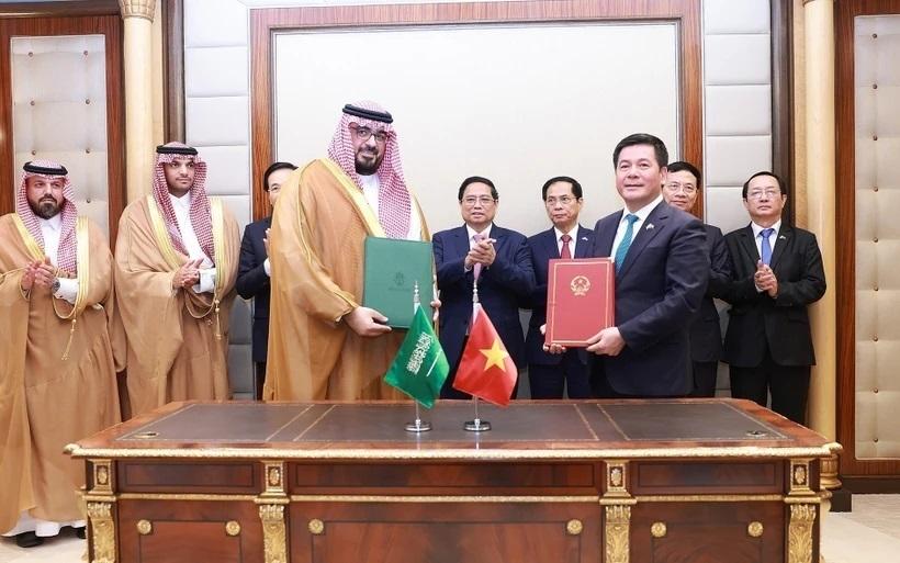 Thủ tướng Phạm Minh Chính và Bộ trưởng Kinh tế và Kế hoạch Saudi Arabia Faisal Al-Ibrahim chứng kiến ký biên bản ghi nhớ về hợp tác trong lĩnh vực kinh tế-thương mại giữa Bộ Công Thương Việt Nam với Bộ Kinh tế và Kế hoạch Saudi Arabia, tháng 10/2024. (Ảnh: Dương Giang/TTXVN)