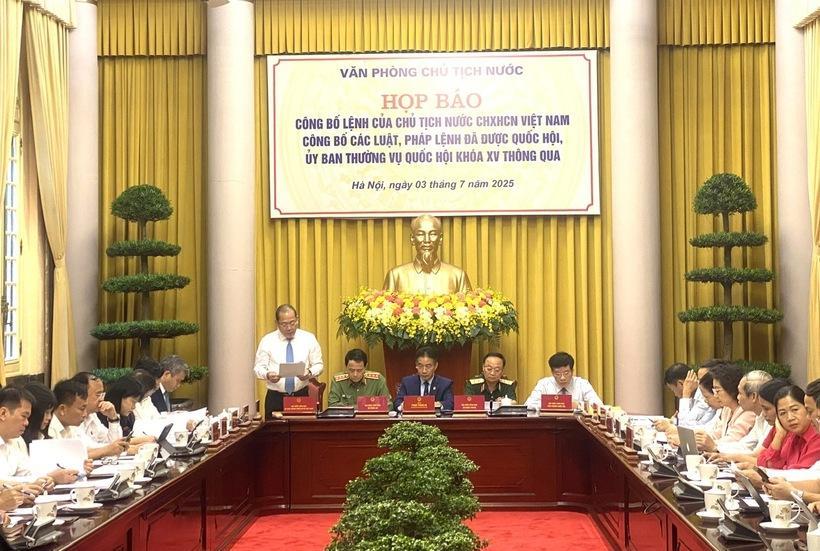 Công bố lệnh của Chủ tịch nước về các luật và pháp lệnh đã được Quốc hội thông qua. Ảnh: Hải Linh
