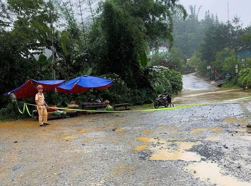 Các lực lượng tăng cường tuần tra, điều tiết đảm bảo giao thông thông suốt tại xã Bắc Hà. Ảnh: CTTĐTLC