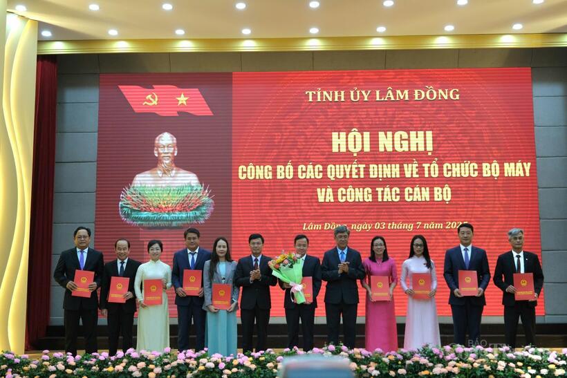 Trao quyết định điều động, bổ nhiệm các đồng chí lãnh đạo Sở Văn hóa, Thể thao và Du lịch