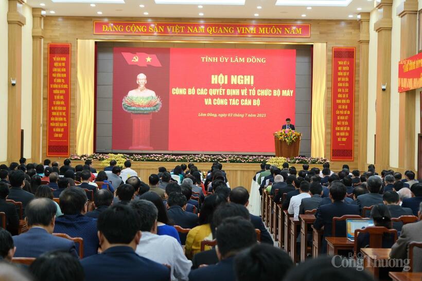 Hội nghị công bố Quyết định về tổ chức bộ máy và công tác cán bộ. Ảnh: Lê Sơn