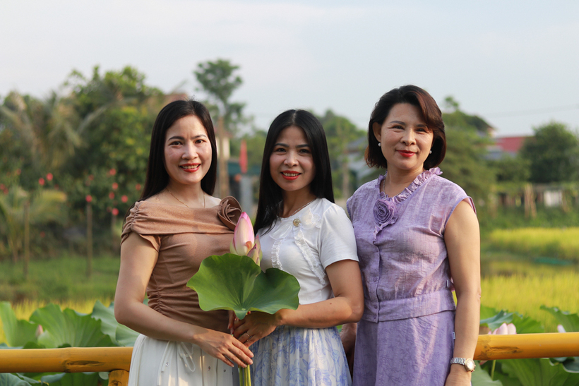 Tranh thủ thời điểm hoa sen nở rộ, các hộ dân đã đầu tư tiểu cảnh, khu vực check-in thu hút du khách đến tham quan, chụp ảnh