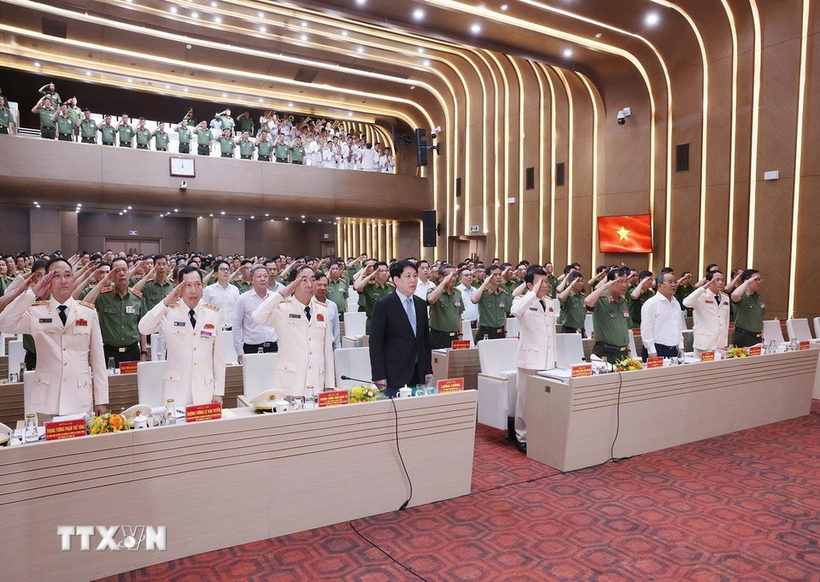 Chủ tịch nước Lương Cường và các đại biểu thực hiện nghi thức chào cờ. Ảnh: Lâm Khánh/TTXVN