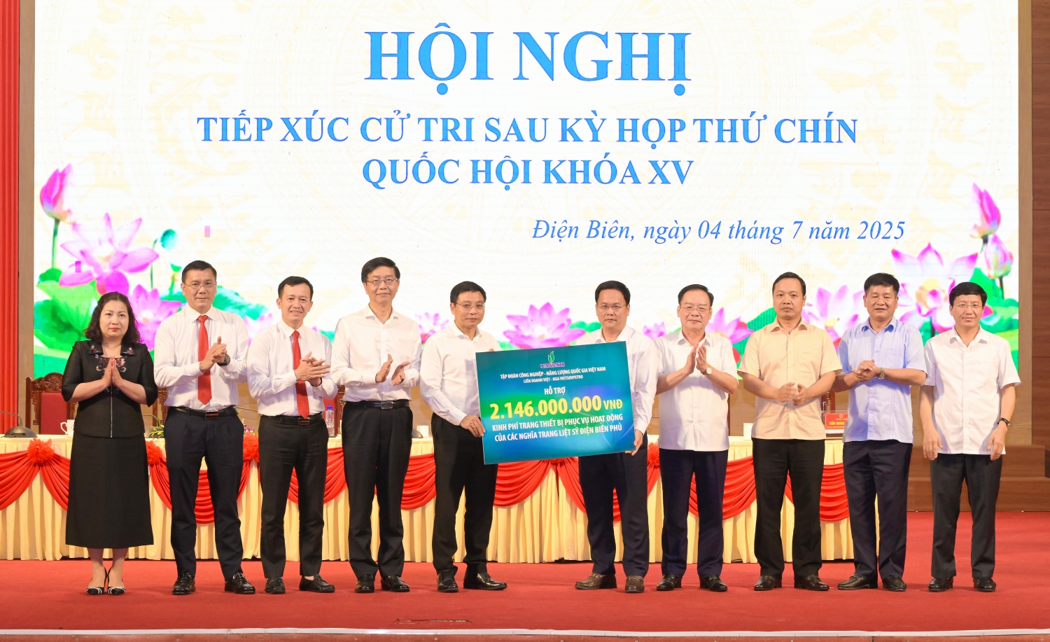 Phó Bí thư thường trực Đảng ủy Petrovietnam Trần Quang Dũng trao biểu trưng tài trợ hơn 2 tỷ đồng hỗ trợ nâng cấp trang thiết bị tại các nghĩa trang liệt sĩ trên địa bàn tỉnh Điện Biên. Phó Bí thư thường trực Đảng ủy Petrovietnam Trần Quang Dũng trao biểu trưng tài trợ hơn 2 tỷ đồng hỗ trợ nâng cấp trang thiết bị tại các nghĩa trang liệt sĩ trên địa bàn tỉnh Điện Biên.