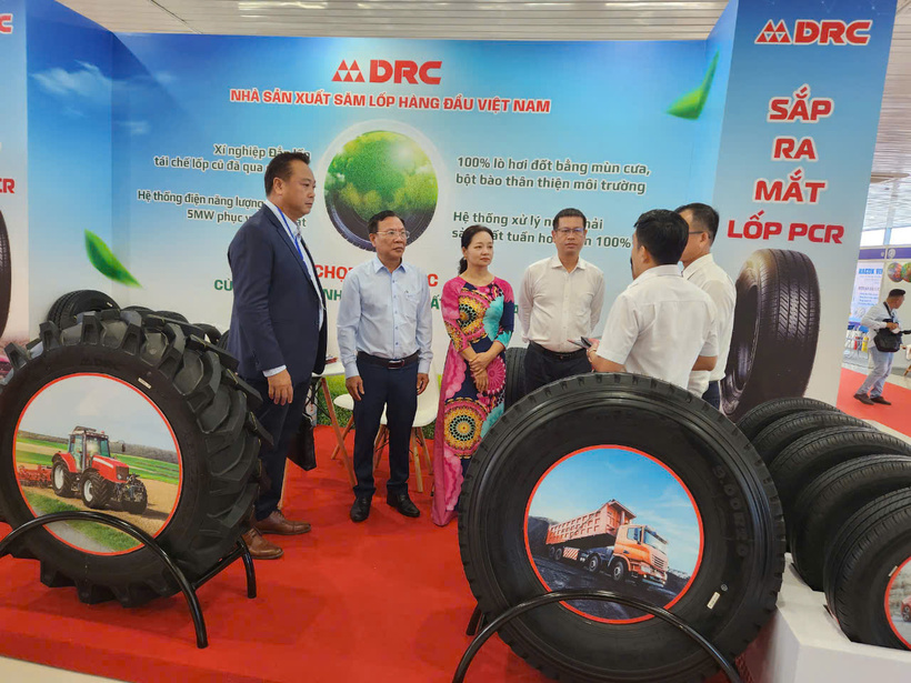 Sản phẩm của Công ty CP Cao su Đà Nẵng tại triển lãm sản xuất và tiêu dùng bền vững trong khuôn khổ Hội nghị quốc gia về sản xuất và tiêu dùng bền vững năm 2024 . Ảnh minh họa: Thu Hường