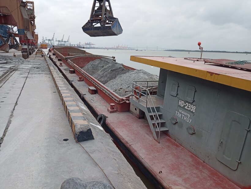 Tàu hàng xuất sản phẩm thạch cao làm phụ gia xi măng của Công ty CP Dap - Vinachem. Ảnh: TH