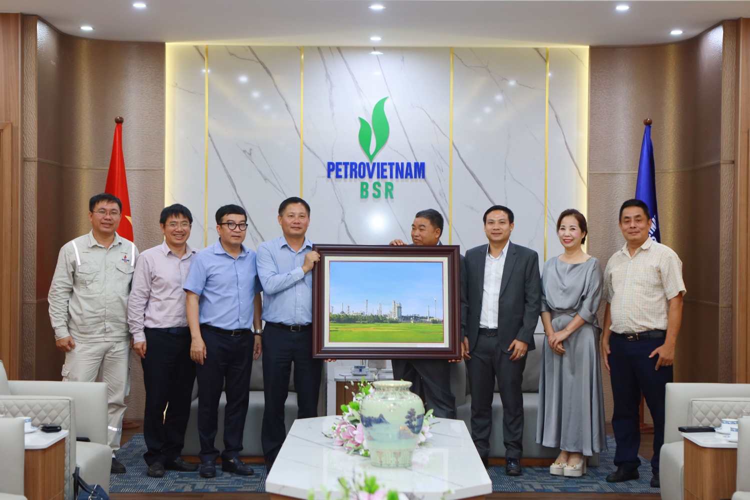 Ban lãnh đạo BSR (bên trái) tặng bức tranh NMLD Dung Quất do họa sĩ Việt Nam vẽ cho Somvanchaleun Ban lãnh đạo BSR (bên trái) tặng bức tranh NMLD Dung Quất do họa sĩ Việt Nam vẽ cho Somvanchaleun