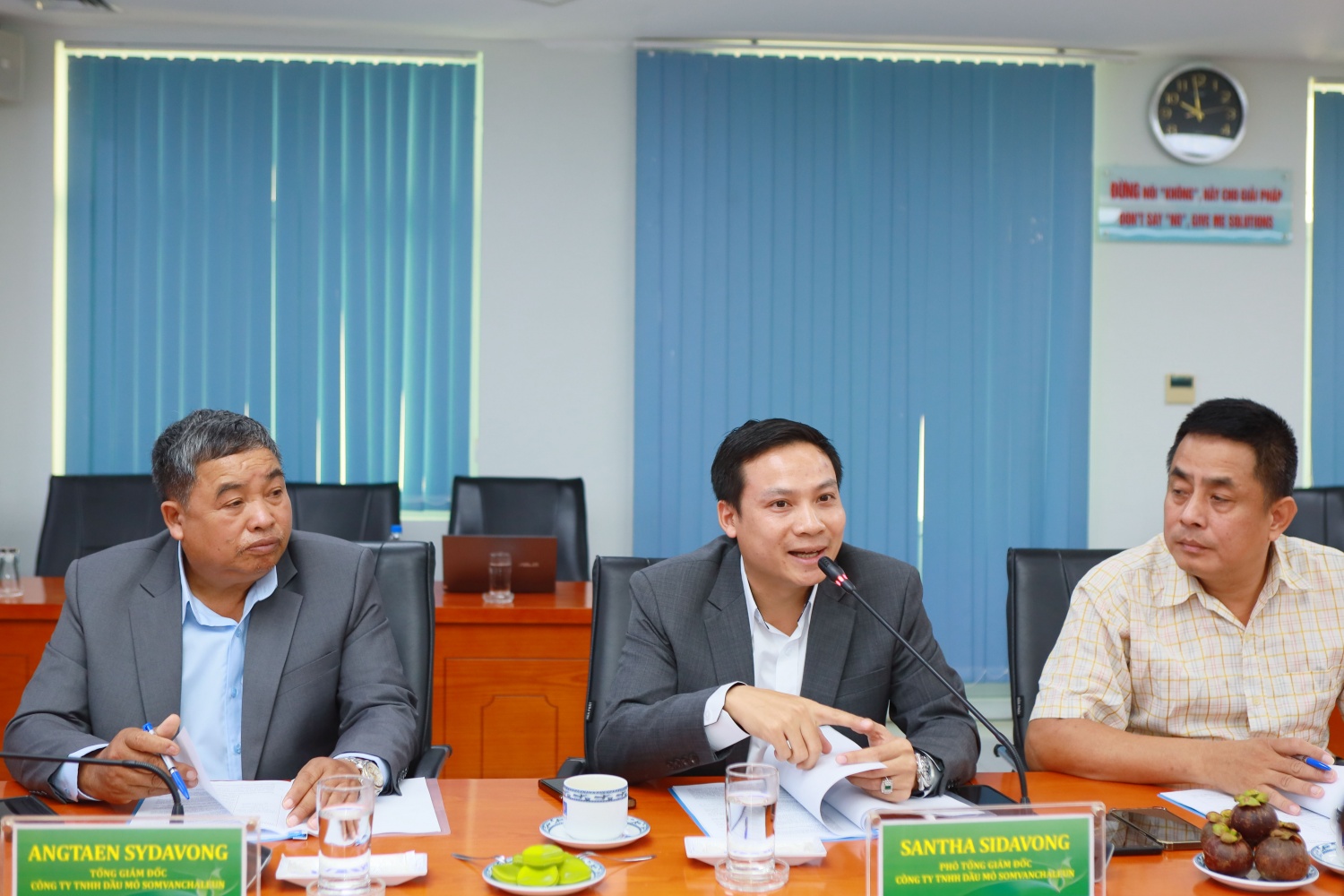 Đại diện Somvanchaleun trao đổi các nội dung liên quan đến hợp tác giữa 2 đơn vị Đại diện Somvanchaleun trao đổi các nội dung liên quan đến hợp tác giữa 2 đơn vị