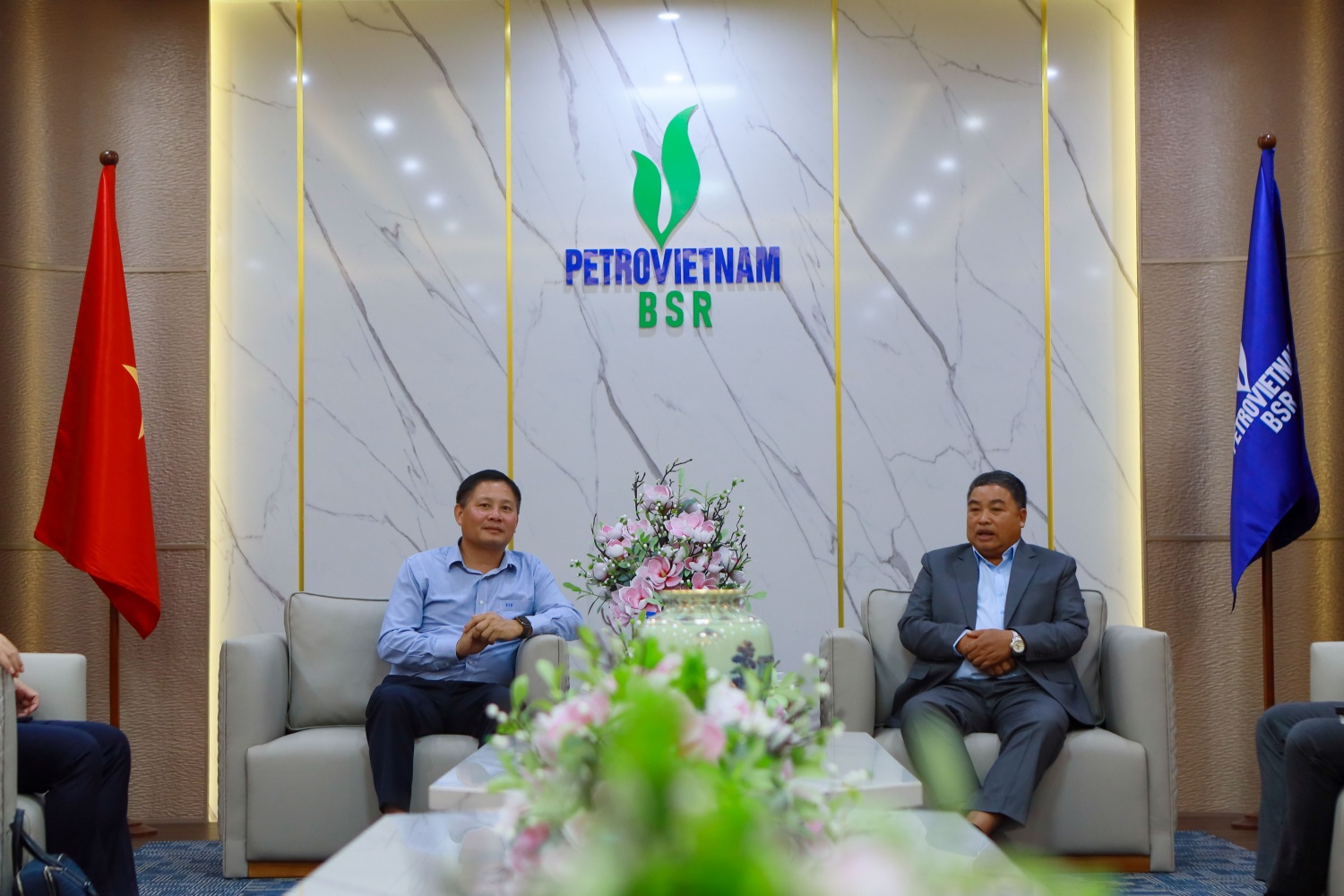 Tổng Giám đốc Angtaen Sydavong (bên phải) trao đổi các thông tin liên quan với Chủ tịch HĐQT BSR Bùi Ngọc Dương. Tổng Giám đốc Angtaen Sydavong (bên phải) trao đổi các thông tin liên quan với Chủ tịch HĐQT BSR Bùi Ngọc Dương.