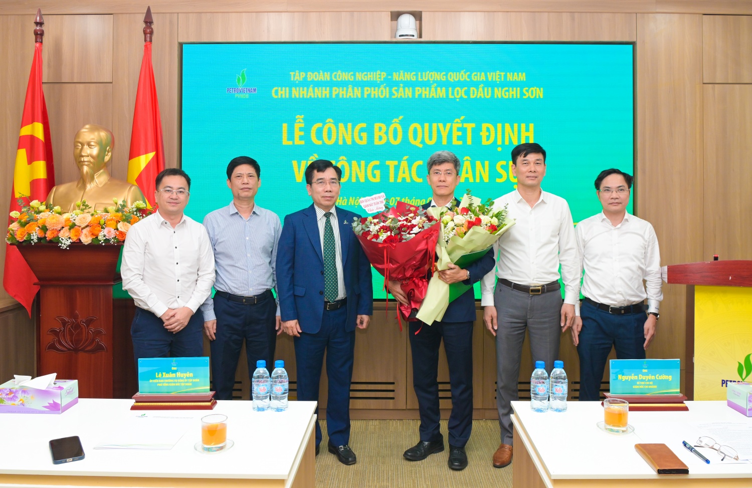 Lãnh đạo Tập đoàn, Chi nhánh Phân phối sản phẩm lọc dầu Nghi Sơn chúc mừng ông Nguyễn Dương Quang - tân Phó Giám đốc PVNDB. Lãnh đạo Tập đoàn, Chi nhánh Phân phối sản phẩm lọc dầu Nghi Sơn chúc mừng ông Nguyễn Dương Quang - tân Phó Giám đốc PVNDB.