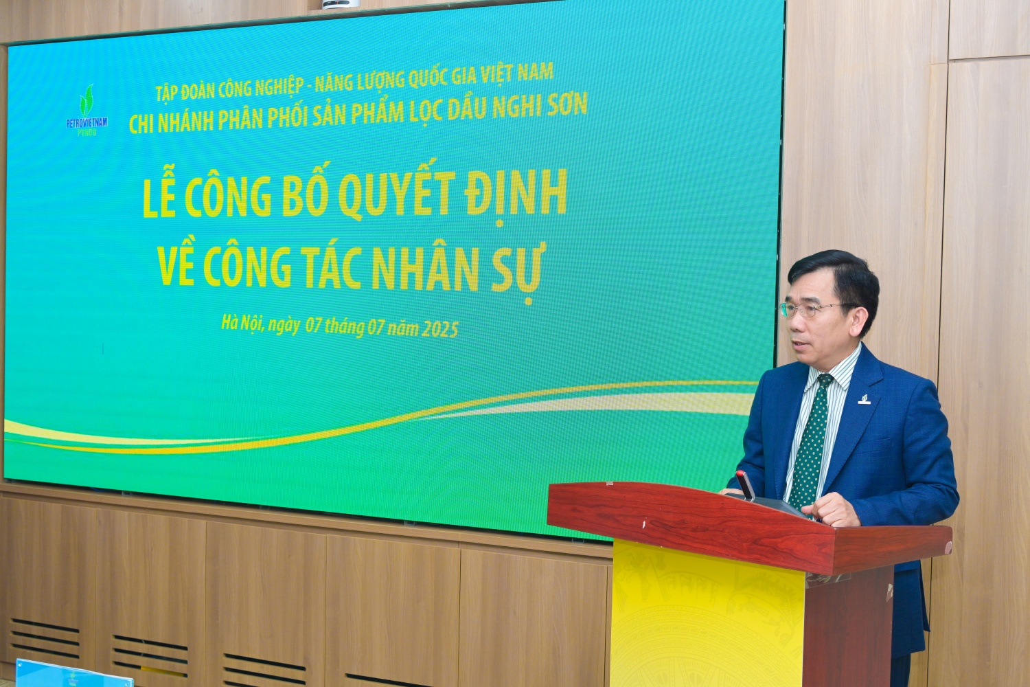 Phó Tổng Giám đốc Petrovietnam Lê Xuân Huyên chúc mừng và giao nhiệm vụ cho ông Nguyễn Hải Âu. Phó Tổng Giám đốc Petrovietnam Lê Xuân Huyên chúc mừng và giao nhiệm vụ cho ông Nguyễn Hải Âu.