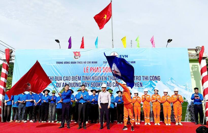 Lễ phát động đợt thi đua cao điểm tình nguyện hỗ trợ thi công Dự án Đường dây 500kV Lào Cai – Vĩnh Yên. Ảnh: CTTĐLC