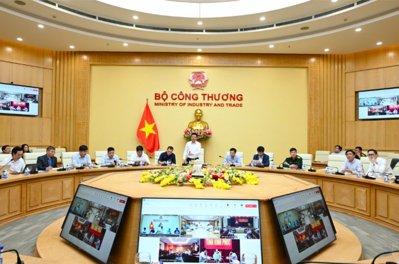 Một cuộc họp trực tuyến do Bộ trưởng Nguyễn Hồng Diên về triển khai dự án đường dây truyền tải