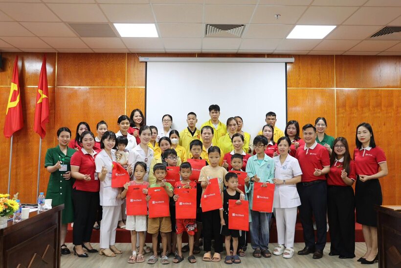 Mỗi điểm trường SeABank đến đều tạo được thiện cảm với thầy cô, học sinh và người dân ở đó.