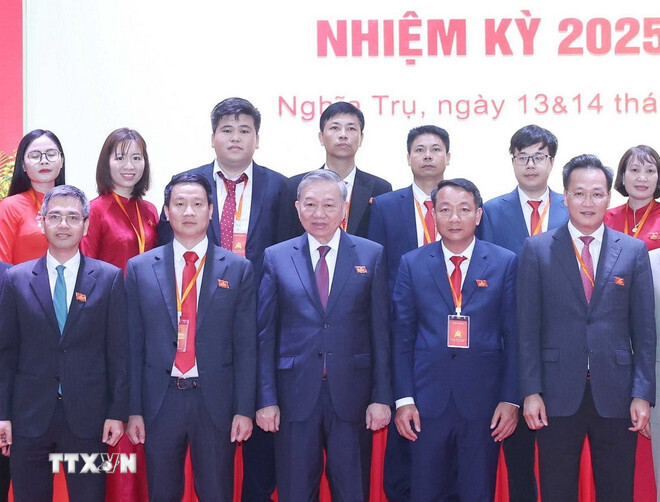 Tổng Bí thư Tô Lâm và đại biểu chụp ảnh lưu niệm với Ban Chấp hành Đảng bộ xã Nghĩa Trụ nhiệm kỳ 2025 - 2030. Ảnh: TTXVN