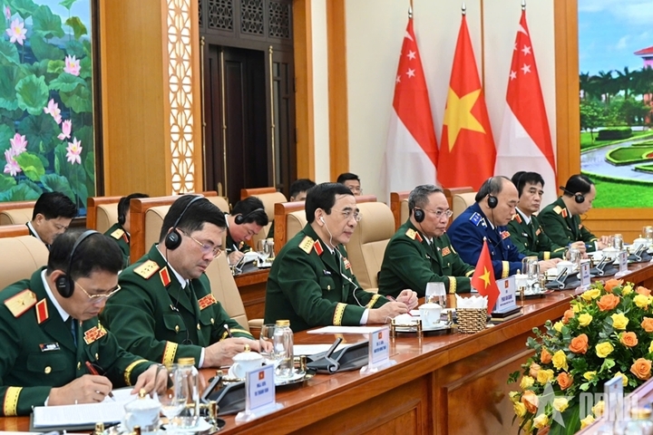 Bộ trưởng Bộ Quốc phòng Việt Nam gửi lời cảm ơn tới Bộ Quốc phòng Singapore vì đã hỗ trợ đào tạo chuyên ngành và ngôn ngữ cho các sĩ quan Việt Nam. Ảnh: QĐND