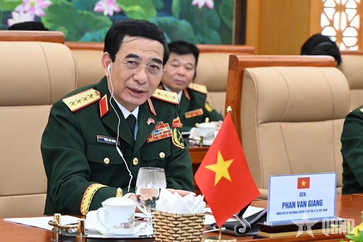 Bộ trưởng Bộ Quốc phòng Việt Nam gửi lời cảm ơn tới Bộ Quốc phòng Singapore vì đã hỗ trợ đào tạo chuyên ngành và ngôn ngữ cho các sĩ quan Việt Nam. Ảnh: QĐND