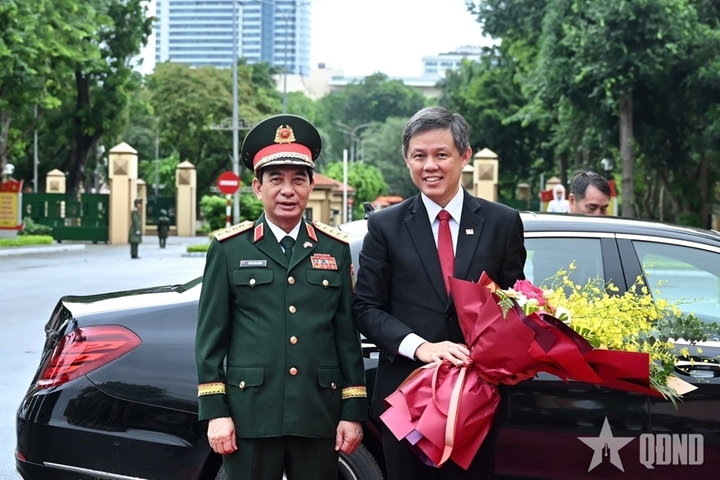 Đại tướng Phan Văn Giang chủ trì lễ đón Bộ trưởng Quốc phòng Singapore Chan Chun Sing. Ảnh: QĐND