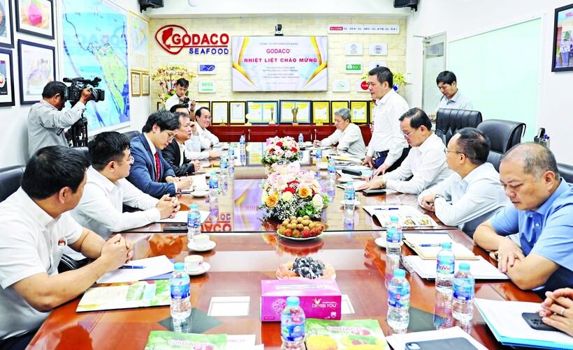 Đoàn công tác của Bộ Công Thương do Bộ trưởng Nguyễn Hồng Diên làm trưởng đoàn làm việc, tháo gỡ khó khăn cho Công ty Cổ phần Thủy sản Gò Đàng (Tiền Giang) vào tháng 7/2024 Ảnh: Tiến Phòng