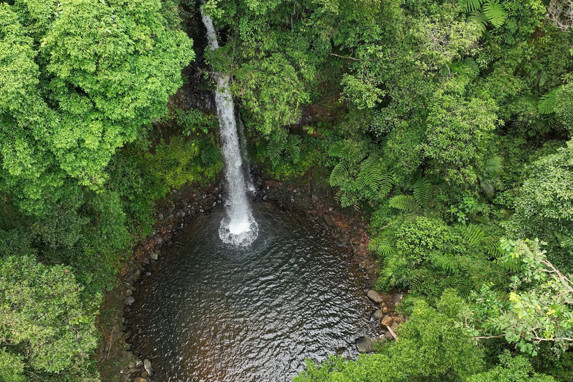 Theo đó, thác đầu tiên được người dân đặt tên là Sơ Roách, nằm tại thôn Kon Plông, xã Kon Plông, cách trung tâm xã 7 - 8km, thuộc quản lý của Công ty TNHH MTV Lâm nghiệp Kon PLông. Ảnh: Quảng Phú