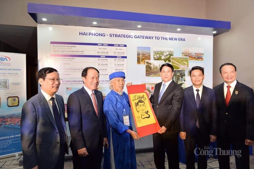 Chủ tịch nước Lương Cường cùng các đại biểu tham quan các gian hàng triển lãm về kinh tế, văn hóa của TP. Hải Phòng tại kỳ họp