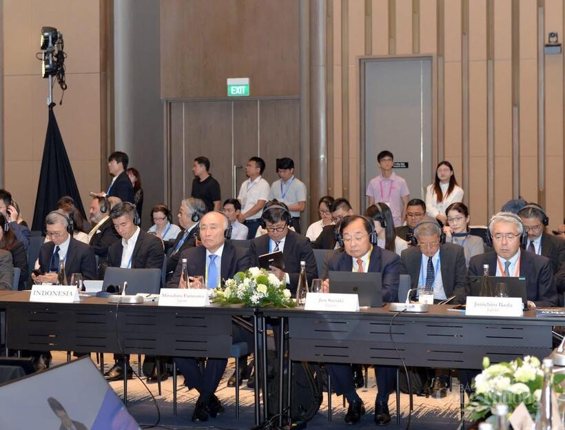 Các đại biểu quốc tế tại kỳ họp
