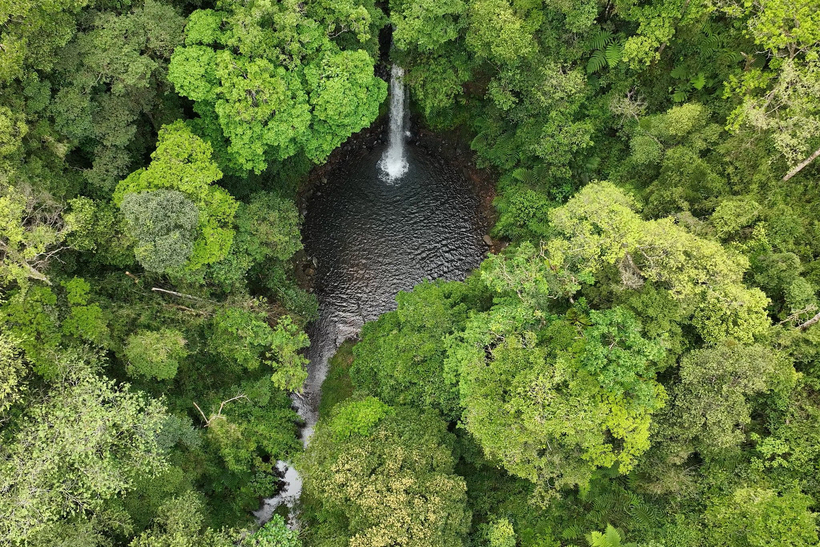Thác Sơ Roách cao khoảng 15 - 17 m, chảy xuống lòng hồ chu vi trên 100m2. Ảnh: UBND xã Kon Plông