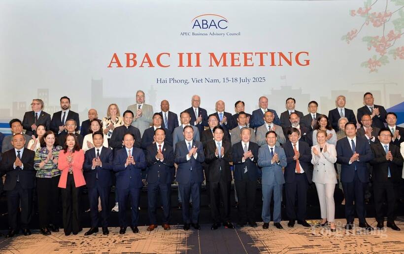 Chủ tịch nước Lương Cường cùng các đại biểu chụp ảnh lưu niệm tại kỳ họp