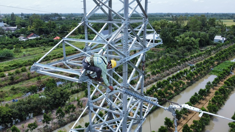 Công nhân đang thi công đấu nối đường dây 110kV Hội An