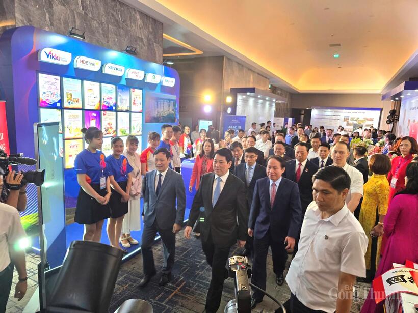 Chủ tịch nước Lương Cường và các đại biểu tham quan các gian hàng triển lãm giới thiệu về văn hóa, đặc sản địa phương, tiềm năng kinh tế của TP. Hải Phòng tại nơi diễn ra kỳ họp