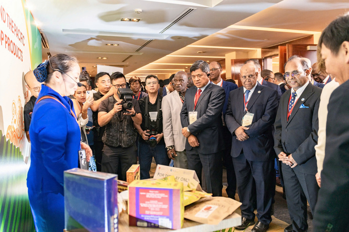 Thứ trưởng Trần Thanh Nam và lãnh đạo các Bộ Nông nghiệp châu Phi, châu Á thăm gian hàng triển lãm OCOP tại Diễn đàn cấp cao liên khu vực. Ảnh: Trần Văn.