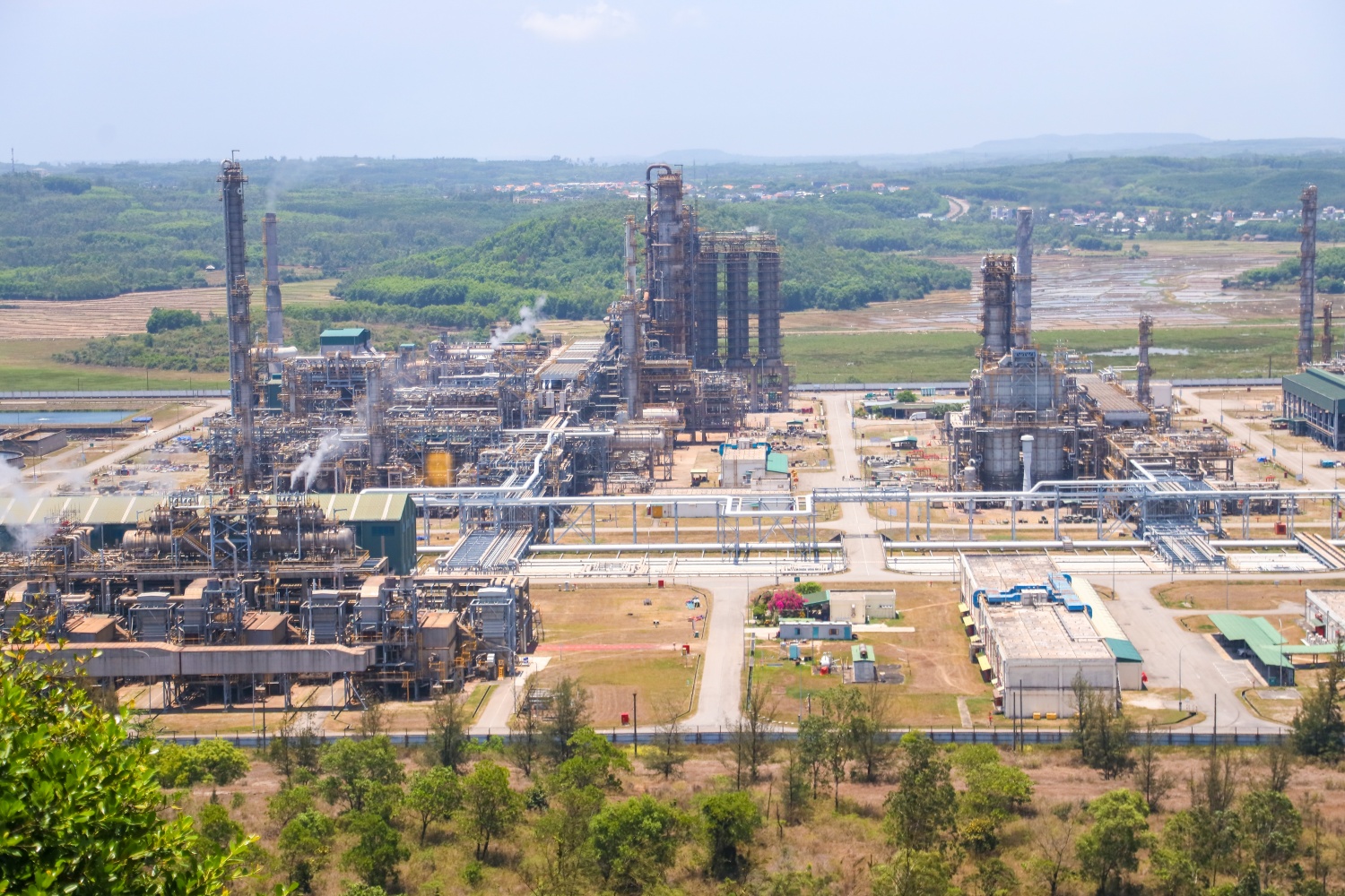 NMLD Dung Quất hiện đang được khai thác ở công suất tối ưu, đảm bảo hoạt động an toàn, ổn định. NMLD Dung Quất hiện đang được khai thác ở công suất tối ưu, đảm bảo hoạt động an toàn, ổn định.