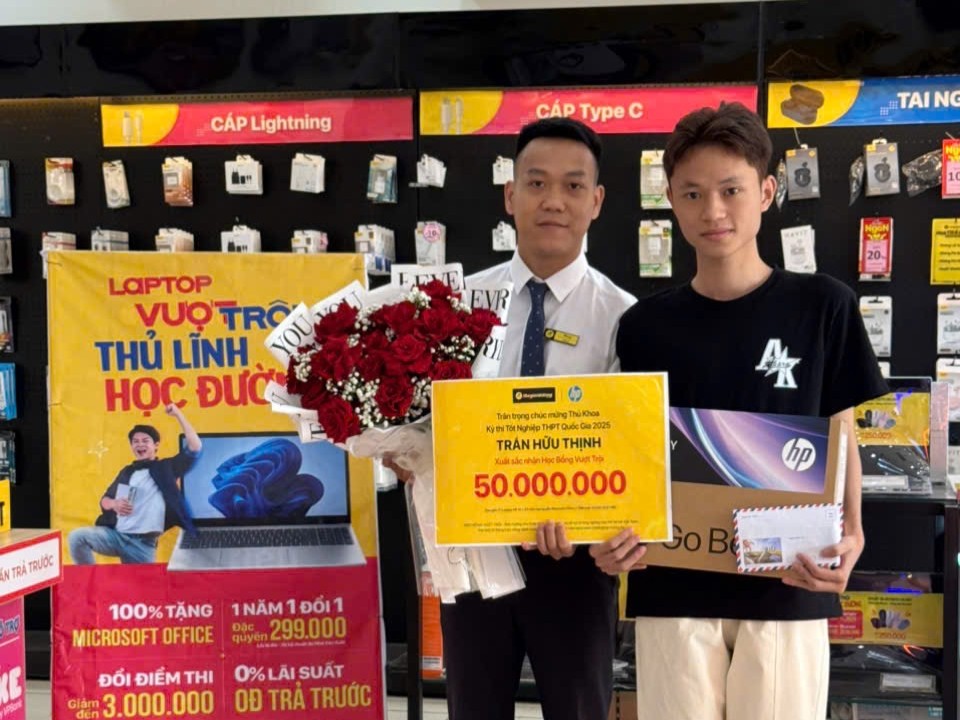 Thế Giới Di Động vinh danh các thủ khoa bằng học bổng 50 triệu, tặng cả laptop AI- Ảnh 3. Thế Giới Di Động vinh danh các thủ khoa bằng học bổng 50 triệu, tặng cả laptop AI- Ảnh 3.