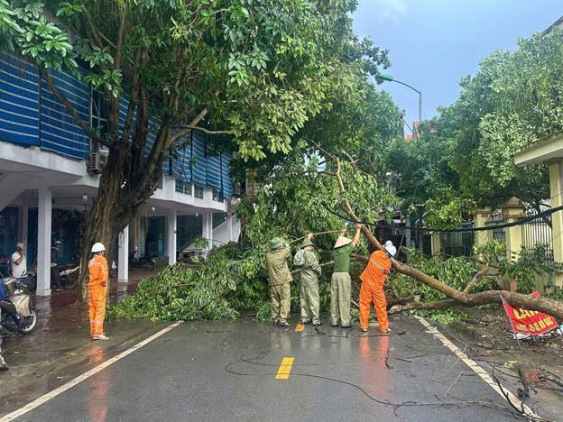 Đội Quản lý điện khu vực Bảo Yên phối hợp cùng chính quyền địa phương khắc phục sự cố. Ảnh: NH